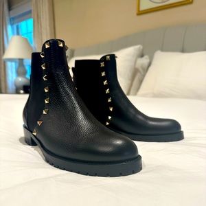 NEW Valentino Garavani Rockstud Leather Chelsea boot.